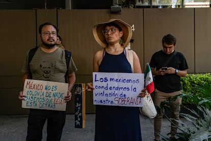 Un grupo de manifestantes protesta a las afueras de la Embajada de Ecuador en México, en la Ciudad de México, el 6 de abrirl de 2024, después de la ruptura de las relaciones diplomáticas entre ambos países.