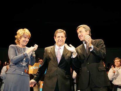 La presidenta Esperanza Aguirre, el alcalde Luis Partida y el secretario general del PP, Ángel Acebes.