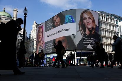 Las pantallas de Piccadilly Circus de Londres muestra un anuncio del empoderamiento de las mujeres durante el Día Internacional de la Mujer, este viernes.