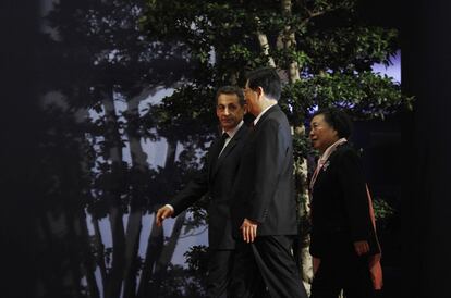 El presidente francés, Nicolas Sarkozy, recibe al presidente chino, Hu Jintao, a su llegada a la cumbre del G-20 que se celebra en Cannes.