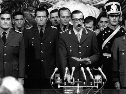 El general Jorge Rafael Videla (c) jura como presidente de Argentina en la Casa de Gobierno de Buenos Aires, acompañado por el almirante Emilio Massera (i) y el brigada Orlando Agosti (d), miembros de la Junta Militar que derrocó a Isabel Perón con un golpe de Estado, 29 de marzo de 1976.