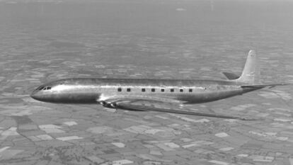 Prototipo del DH.106 Comet, el primer reactor de pasajeros, con ventanillas cuadradas.