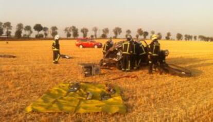 Bomberos de la Comunidad rescatan a las víctimas de Pozuelo.