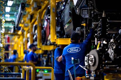 Trabajadores en una línea de ensamblaje de Ford en Almussafes.