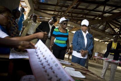 Ellen Johnson-Sirleaf aguarda para votar en un colegio de su aldea natal, cerca de Monrovia.