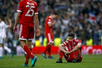 El delantero del Bayern Munich Lewandowski (d), al término del partido de vuelta de las semifinales de la Liga de Campeones ante el Real Madrid disputado esta noche en el estadio Santiago Bernabéu.