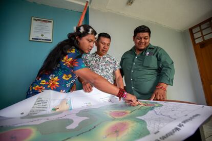 Juan Bay, José Nenquimo y Roberto Ima, observan los puntos de inspección en un mapa.