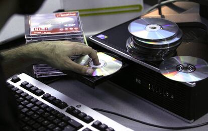 Un usuario copia CD con unos de los dispositivos que antes estaba sujeto al canon digital.