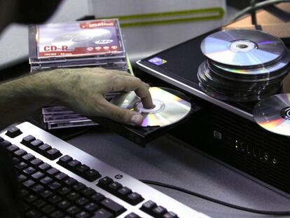 Un usuario copia CD con unos de los dispositivos que antes estaba sujeto al canon digital. 