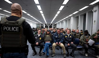 La secretaria de Seguridad Nacional de Estados Unidos, Kristi Noem (c), asiste junto a agentes del Servicio de Control de Inmigración y Aduanas (ICE) a un operativo en Nueva York, el pasado enero. Noem dirigió las primeras redadas de inmigrantes en esa ciudad.