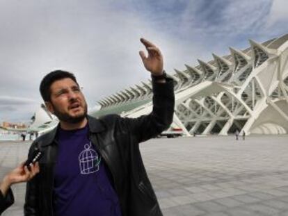El diputado de EU Ignacio Blanco denuncia los sobrecostes pagados a Calatrava en la Ciutat de les Arts i les Ci&egrave;ncies.