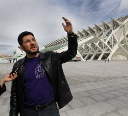 El diputado de EU Ignacio Blanco denuncia los sobrecostes pagados a Calatrava en la Ciutat de les Arts i les Ciències.