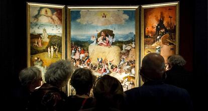 Visitantes de la exposición sobre El Bosco en Den Bosch contemplan 'El carro de heno'.
