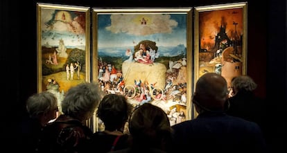 Visitantes de la exposici&oacute;n de Den Bosch contemplan &#039;El carro de heno&#039;, procedente del Museo del Prado.