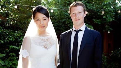 Como no podía ser de otra manera, Mark Zuckerberg anunció que se había casado con su novia, Priscilla Chan, publicando una foto y cambiando el estado en su Facebook. El fundador de la red social y su novia de la universidad contrajeron matrimonio en su casa de San Diego (California).