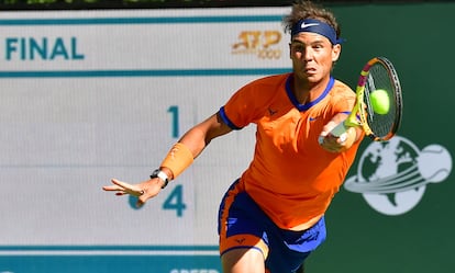 Nadal devuelve la pelota durante el partido del domingo.