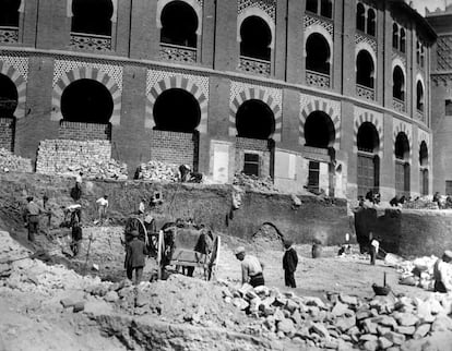 Obras de construcción de la Plaza de Toros de Las Arenas de Barcelona. Año 1900.