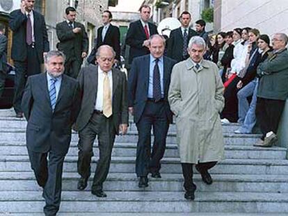 De izquierda a derecha, Antoni Lluch, alcalde de Roda de Ter, Jordi Pujol, José Montilla y Pasqual Maragall, ayer, a la salida del funeral de Martí i Pol.