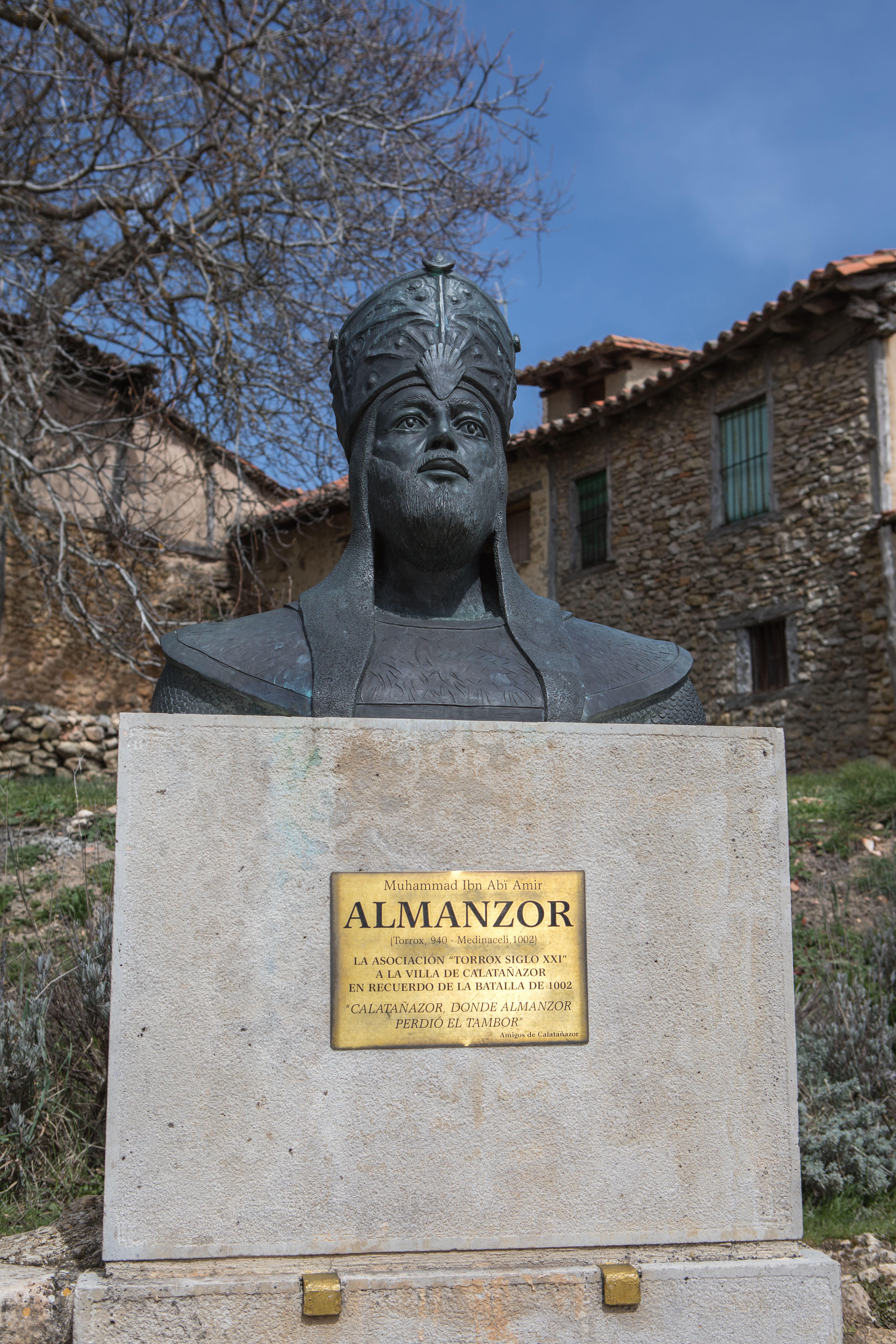 Busto dedicado a Almanzor, en Calatañazor (Soria).