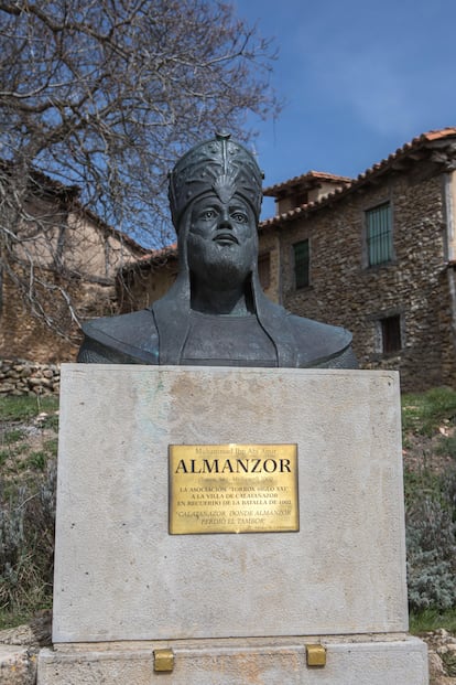 Busto dedicado a Almanzor, en Calatañazor (Soria).
