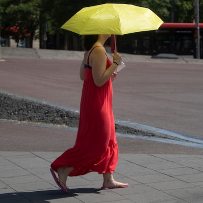 GRAFCAT7047. BARCELONA, 31/07/2024.- Una mujer se protege del sol con un paraguas en el centro de Barcelona, cuando el calor no da tregua en Cataluña y este miércoles por la mañana el termómetro ha superado los 41 grados en el noreste de Cataluña, en localidades gerundenses como Roses y la Bisbal d'Empordà, mientras que en otros puntos del territorio se han superado los 35 grados. EFE/Marta Pérez
