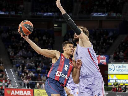 El base estadounidense Wade Baldwin (I)del Baskonia, lucha con el turco Sertac Sanli, del Barça, durante el partido correspondiente a la jornada 18 de la fase regular de la EuroLiga.