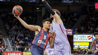 El base estadounidense Wade Baldwin (I)del Baskonia, lucha con el turco Sertac Sanli, del Barça, durante el partido correspondiente a la jornada 18 de la fase regular de la EuroLiga.