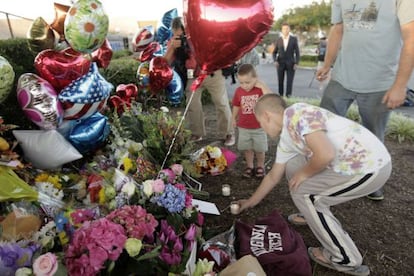 Memorial en honor de los periodistas asesinados en Roanoke (Virginia) esta semana. 