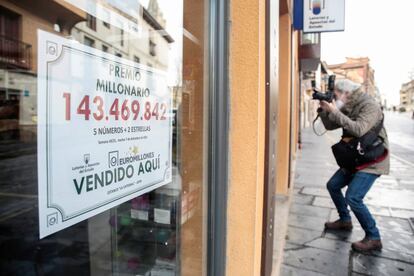 
El sorteo de Euromillones ha dejado en León un premio de 143 millones de euros, el segundo de loterías más alto de la historia del país, solo superado por los 190 millones que con el mismo sorteo llevó la suerte a las Palmas de Gran Canarias en el año 2017.