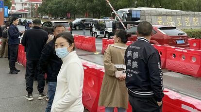 Varias personas ante el Instituto Vocacional de Artes y Tecnologa de Wuxi este domingo, un da despus del ataque masivo con arma blanca.