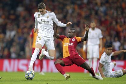 Valverde y Jean Michael Seri en una acción del partido. 