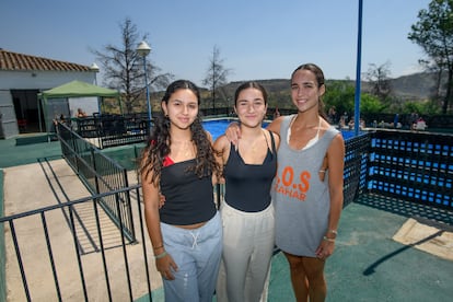 Maoli Vandeval, Martina Molins y Ángela Gascó en la piscina municipal de Bejís, en Castellón, este jueves.