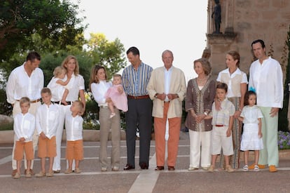 La familia real española al completo en el verano de 2008 disfrutando de las vacaciones en el palacio de Marivent.