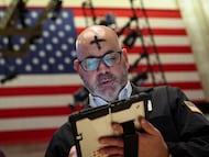 Un 'trader' de la Bolsa de Nueva York con una cruz de ceniza en la frente, este jueves.