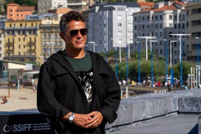 Uno de los españoles más internacionales, Alejandro Sanz, tampoco quiso dejar pasar la oportunidad de convertir su cita para vacunarse en un llamamiento público a favor de la inmunización. "Fácil. Por ti, por mí y por todos mis compañeros. Ya está", escribió el cantante en su muro de Instagram el pasado 11 de junio, junto a un vídeo del momento en el que una sanitaria le inyectaba la dosis en el brazo izquierdo.