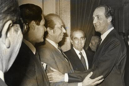 El Rey Juan carlos saluda en 1983 Carlos Andres Pérez al inaugurarse las jornadas Encuentro en la Democracia en Madrid.