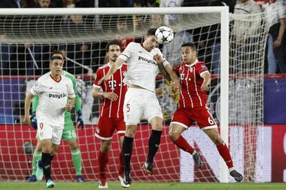El jugador del Sevilla, Clement Lenglet y Thiago, jugador del Bayern, disputan el balón.



