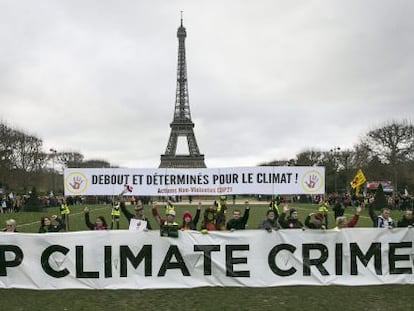 Activistas climáticos se manifiestan frente a la torre Eiffel el 12 de diciembre.