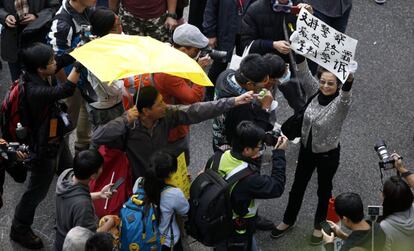 Manifestantes pro democracia increpan a una ciudadana que porta un cartel pro gobierno en la zona de las sentadas.