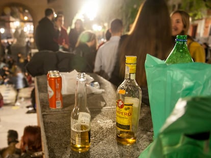 Imagen de un botellón en la Plaza del Dos de Mayo, en Madrid.