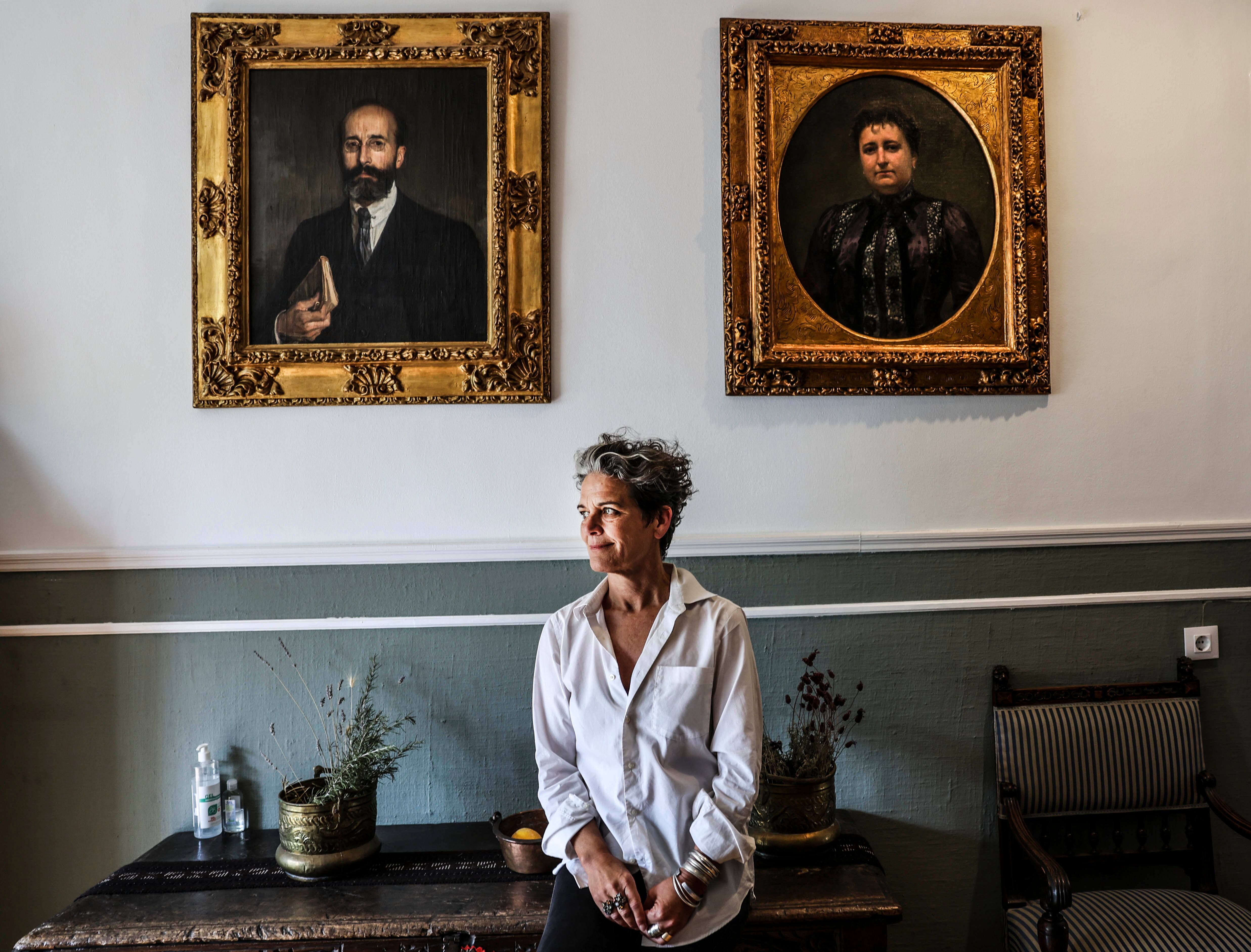 Sara Catalán, con los retratos de sus bisabuelos Ramón Menéndez Pidal y María Goyri, en la sede de la Fundación Ramón Menéndez Pidal, el 9 de junio.