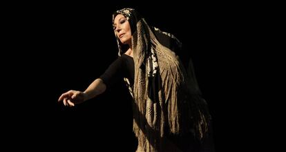 Blanca del Rey, directora artística del salón, interpreta la soleá del mantón.