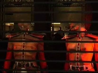 Chicas semidesnudas en escaparates para vender más