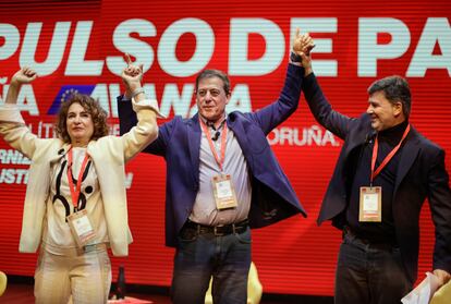 La vicepresidenta del Gobierno y número dos del PSOE, María Jesús Montero; el candidato socialista en Galicia, José Ramón Gómez Besteiro y el eurodiputado Nicolás González Casares, este sábado en A Coruña.