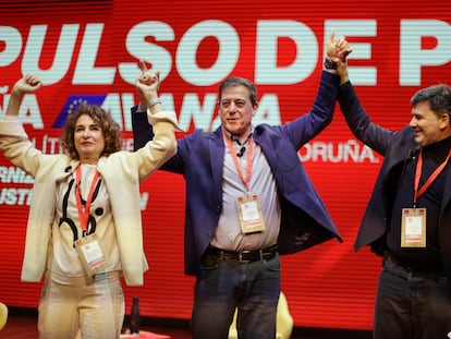 La vicepresidenta del Gobierno y número dos del PSOE, María Jesús Montero; el candidato socialista en Galicia, José Ramón Gómez Besteiro y el eurodiputado Nicolás González Casares, este sábado en A Coruña.