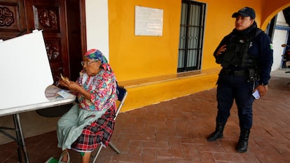 Una mujer vota en San Bartolome Quialana, Oaxaca.