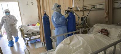 Un paciente en el hospital de Wuhan, en la provincia de Hubei