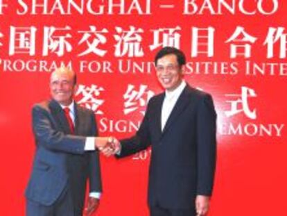 Emilo Bot&iacute;n, junto al presidente del Bank of Shanghai (BoS), Fan Yifei.