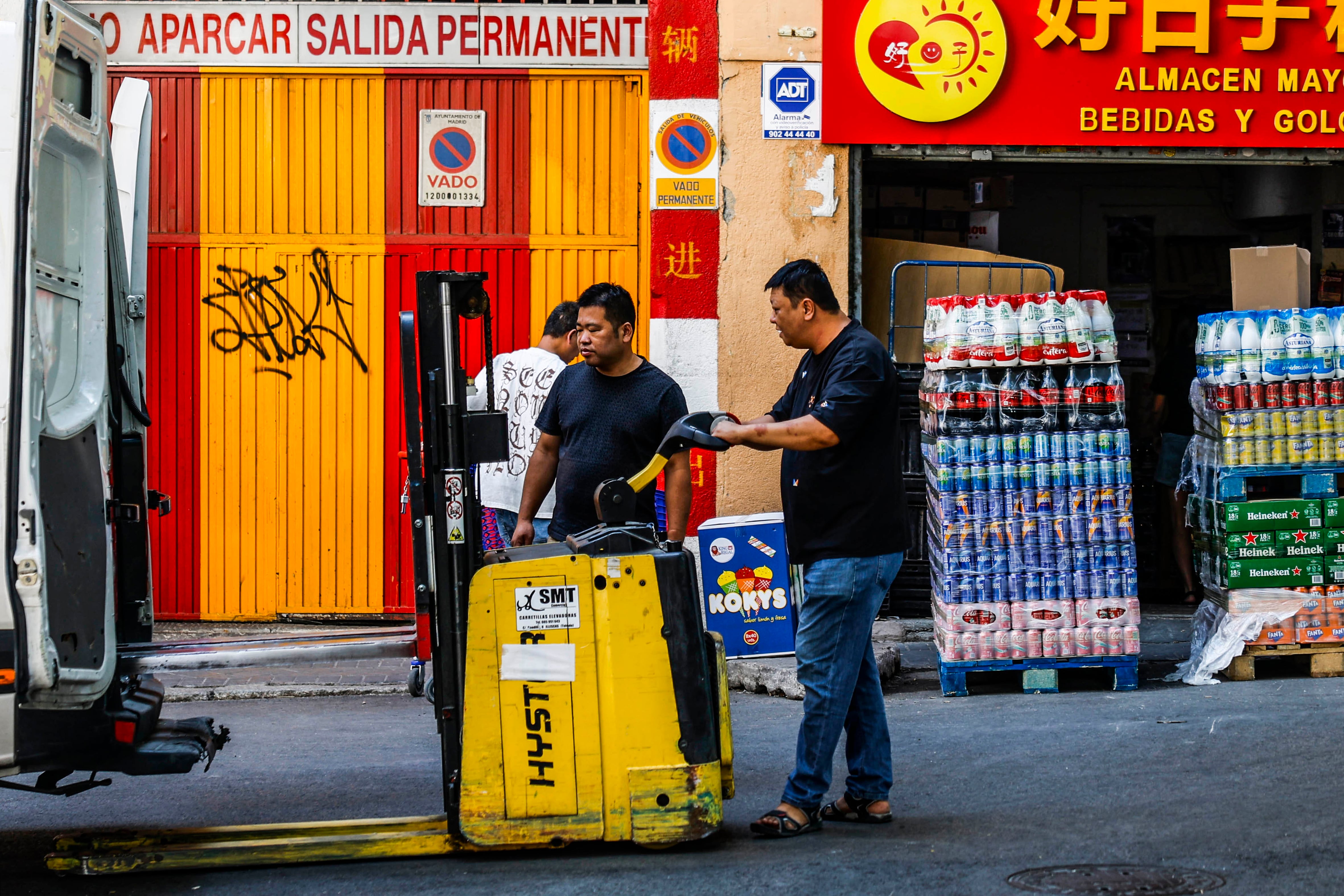 Trabajadores asiáticos en el barrio de Usera (Madrid)