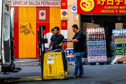 Trabajadores asiáticos en el barrio de Usera (Madrid)